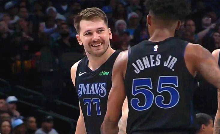 克莱第一节三分6投4中得到14分，浓眉7投5中砍下10分（克莱首节三分6中4斩获14分，浓眉7投5中拿下10分）