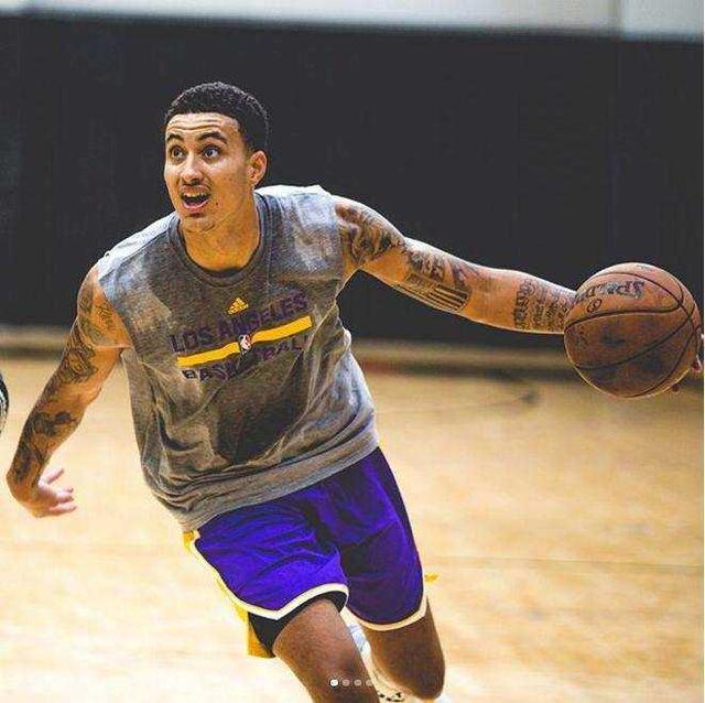 中国文化闪耀！湖人暂停球迷投中罚球获大奖 红熊猫再表演成名绝技（中华文化尽显风采：湖人暂停时球迷命中罚球夺大奖，红熊猫再度上演拿手绝技）