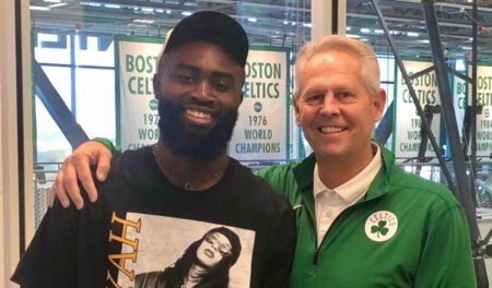 半场：科莫1-0萨索洛，杜维卡斯破门，尼科-帕斯倒钩射门被扑（半场战报：科莫1-0领先萨索洛，杜维卡斯建功，尼科-帕斯倒钩被扑出）