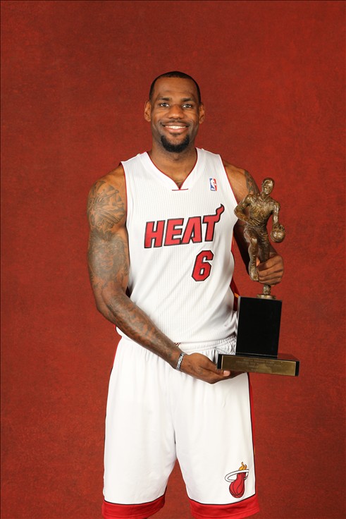 心领神会！康宁汉姆杀入底线吸引防守倒三角 奥萨尔起飞双手重扣（默契十足！康宁汉姆底线突破牵制防守倒三角妙传，奥萨尔腾空双手暴扣）