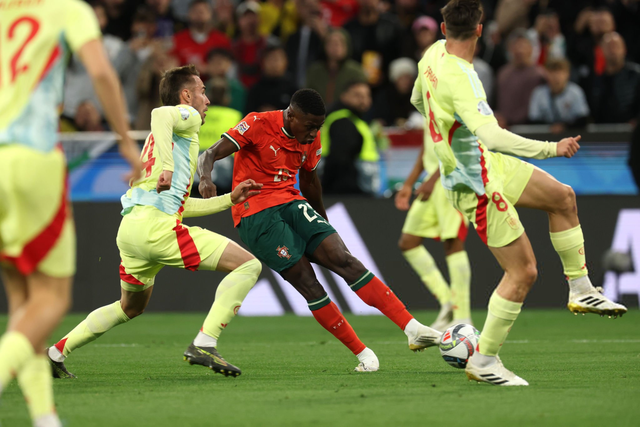 美网友：里夫斯没防守／高端局不行&用他换字母 湖人没詹姆斯更好（美网友热议：里夫斯防守拉胯、高强度不顶用，主张用他换字母哥并称无詹湖人更好）