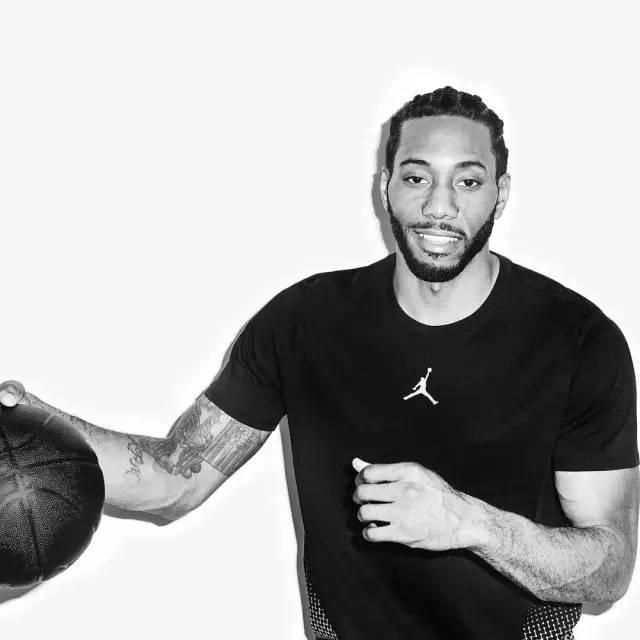 毛彪附体！四川一高校辅导员单刀面对大空门滑倒滚进球网（离谱一幕：四川高校辅导员单刀空门前滑倒，翻滚进球网）