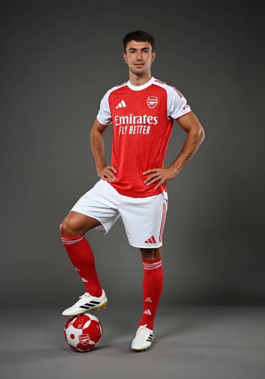 曼联官方分享本赛季全家福，男女足球员一同拍摄（曼联官方发布本赛季合照，男足女足齐亮相）