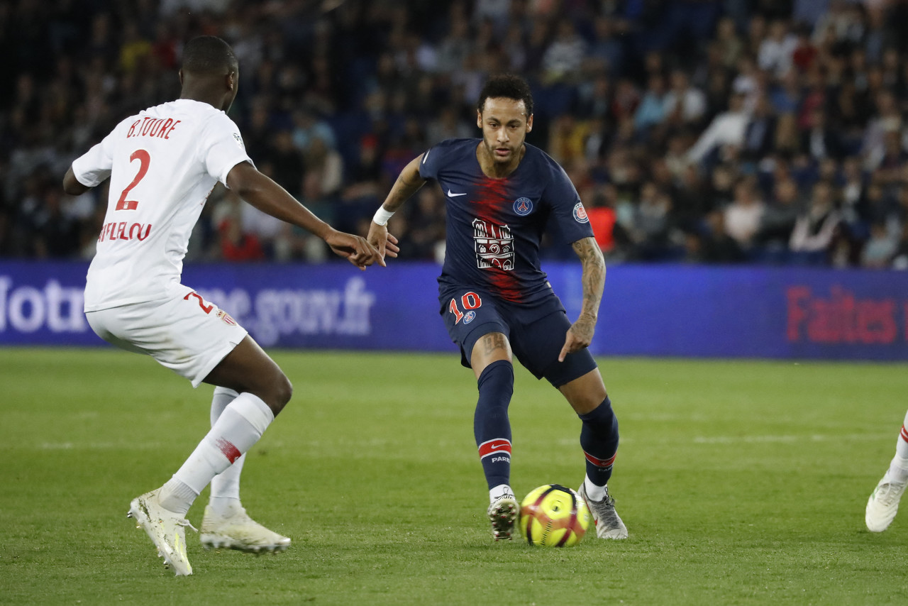 意甲第十四轮：萨索洛3-1逆转佛罗伦萨，紫百合陷入困境（意甲第14轮：萨索洛3-1逆转击败佛罗伦萨，紫百合局势不妙）