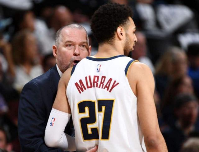 连珠炮！米切尔手感火热三分再中 帮助骑士将分差追到3分（火力全开！米切尔再飙三分助骑士将分差缩至3分）