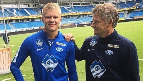 今晚，上海海港门将颜骏凌首发出场，迎来了他代表俱...（今晚，上海海港门将颜骏凌以首发身份出战，迎来其代表俱乐部的重要时刻）