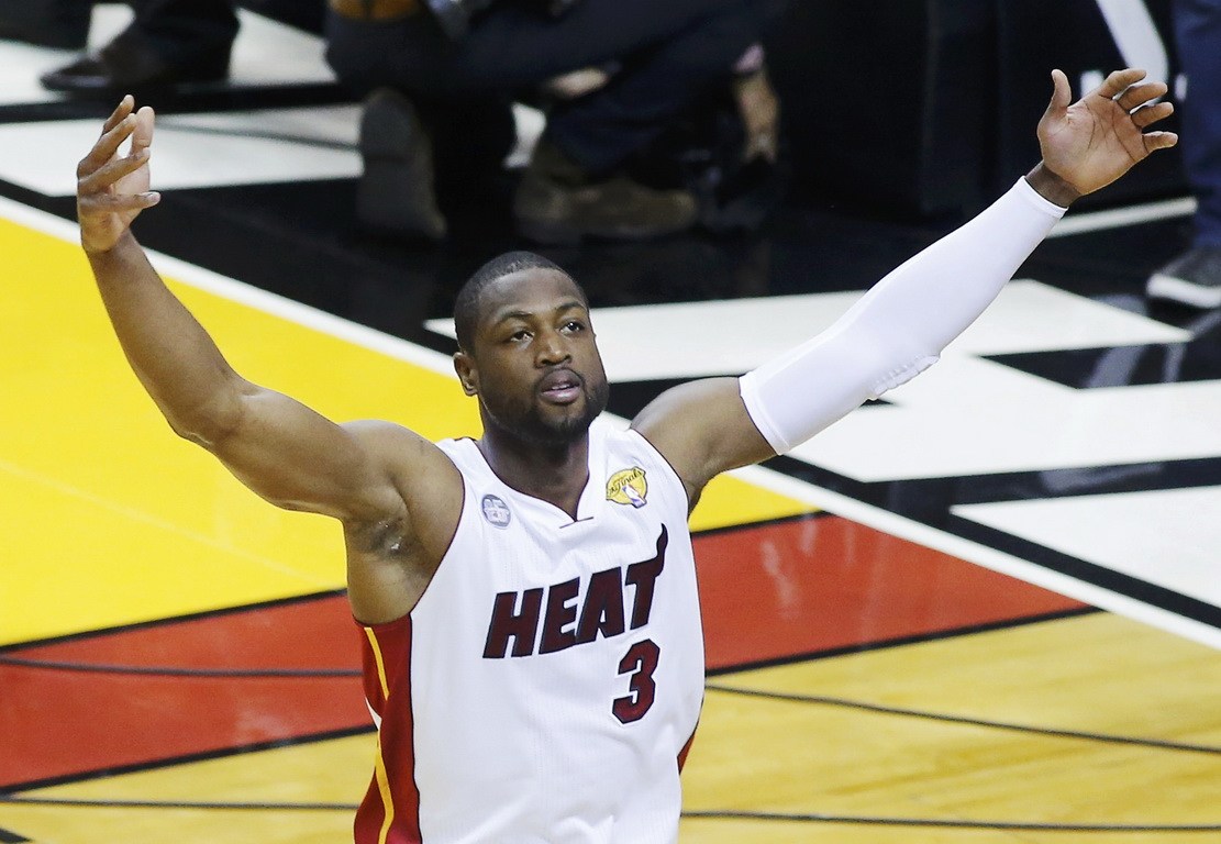 明天独行侠客战76人 浓眉大概率出战比赛 克莱出战成疑（明日独行侠做客挑战76人，浓眉有望出场，克莱出战存疑）